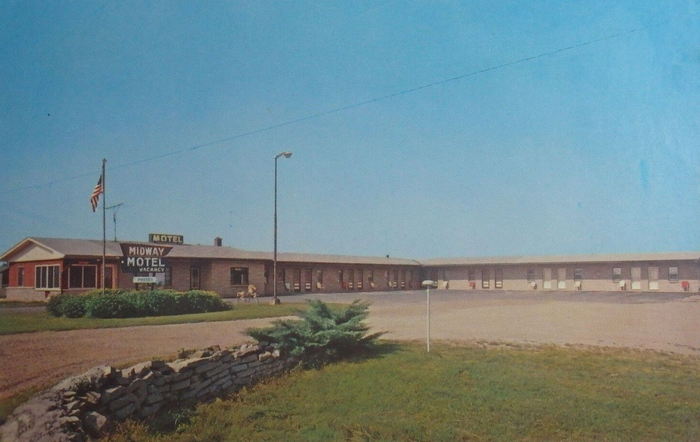 Midway Motel (Mid-Way Motel) - Vintage Postcard (newer photo)